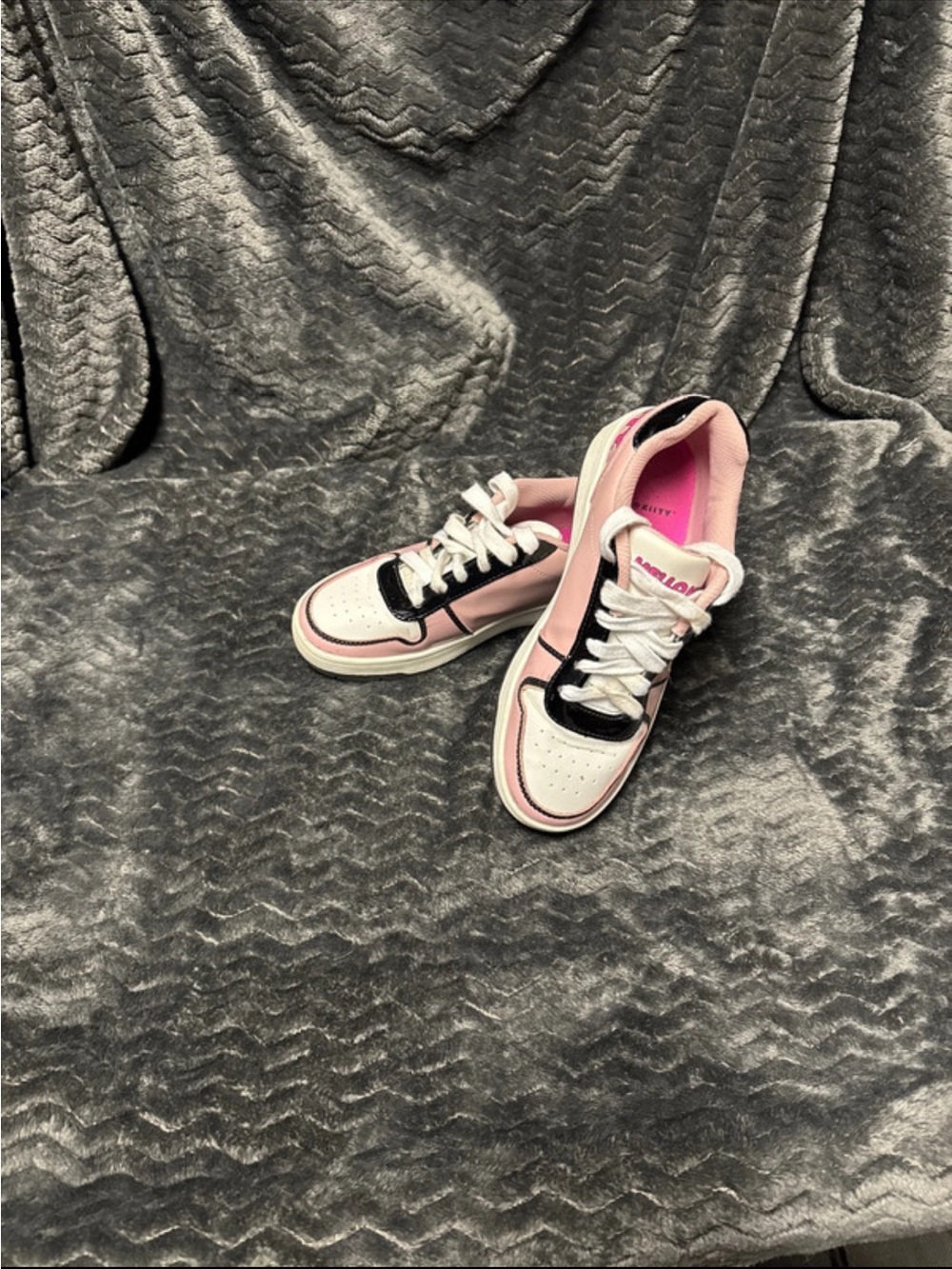 Girls hello kitty Pink and Black Low-Top Sneakers